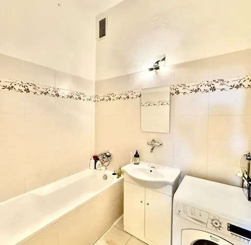 Unique In The Center *