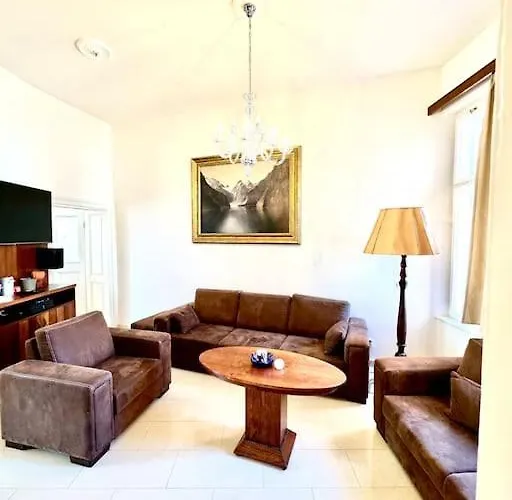 Unique In The Center *